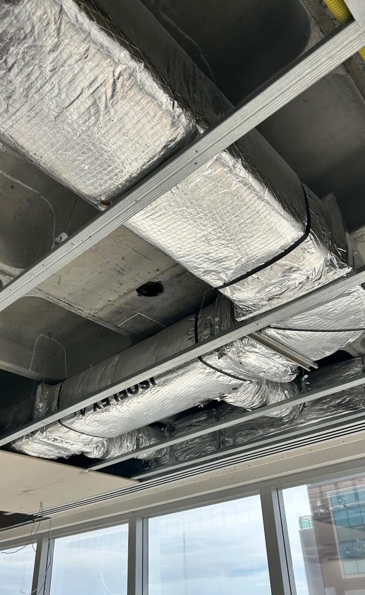 Instalação de dutos em obra comercial